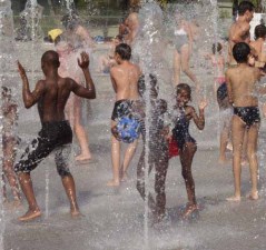Heatwaves prompt creative ways to stay cool, as these children in Paris showed during the 2003 heatwave, and can lead to deadly consequences if people don't stay cool enough, especially amongst the elderly. Credit: Christophe Becker/Flickr